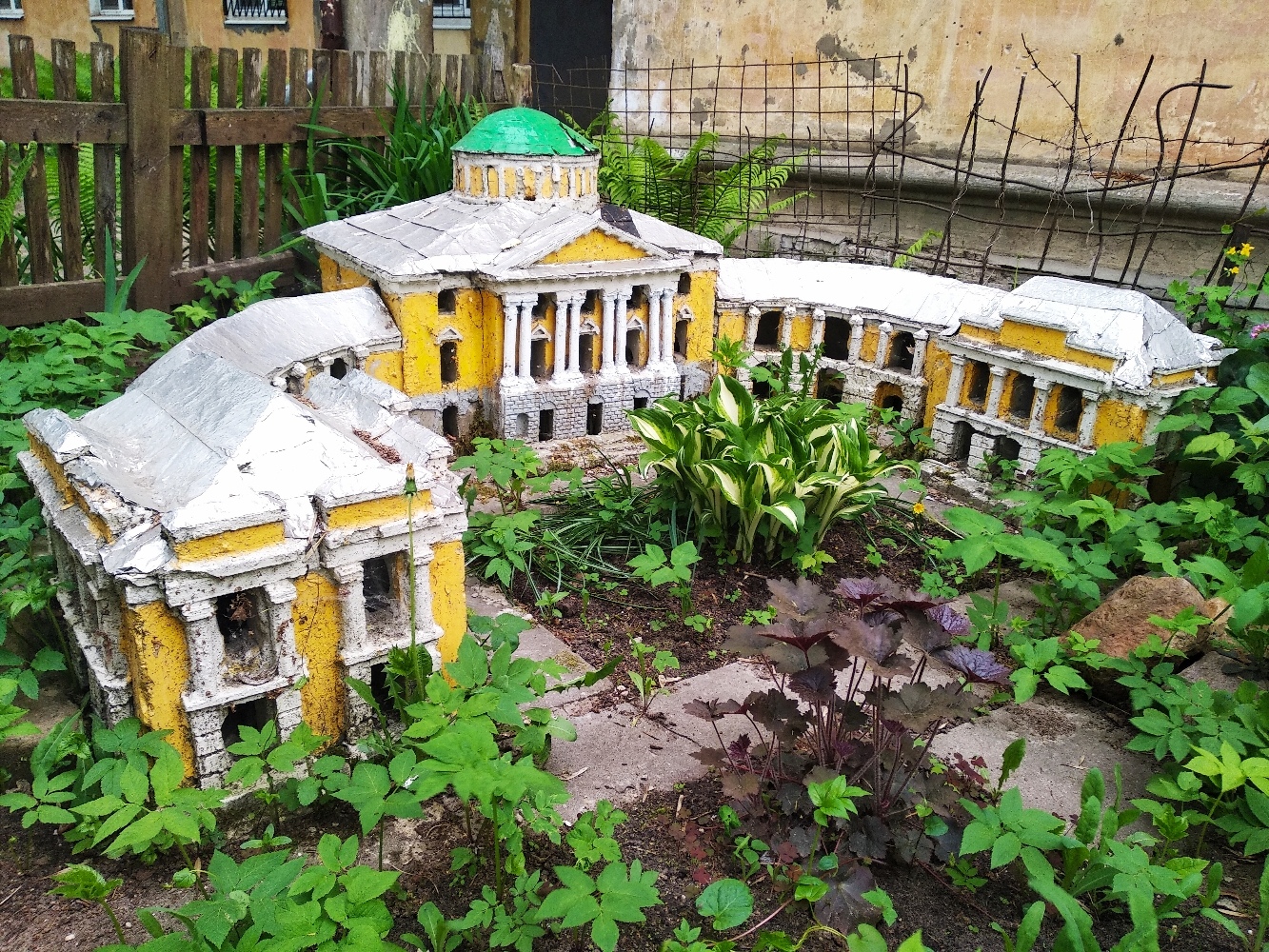 Неизвестный архитектор возвёл маленький дворец на клумбе в Твери