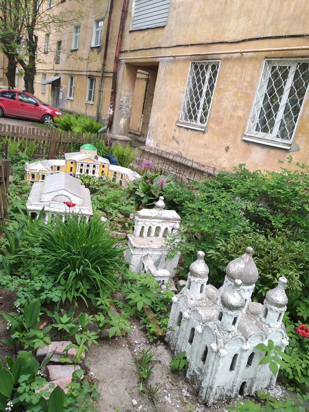 Неизвестный архитектор возвёл маленький дворец на клумбе в Твери