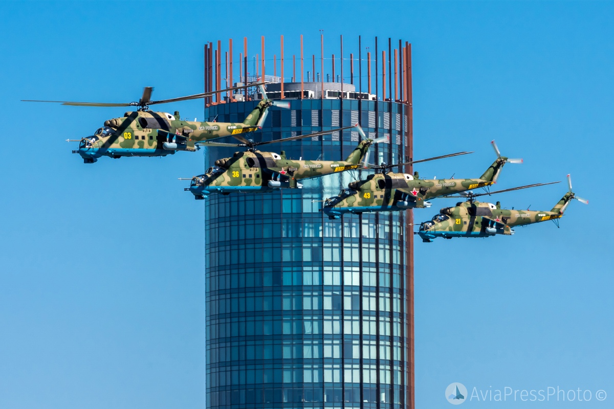 Тверские лётчики поделились фотографиями с воздушного парада в Москве