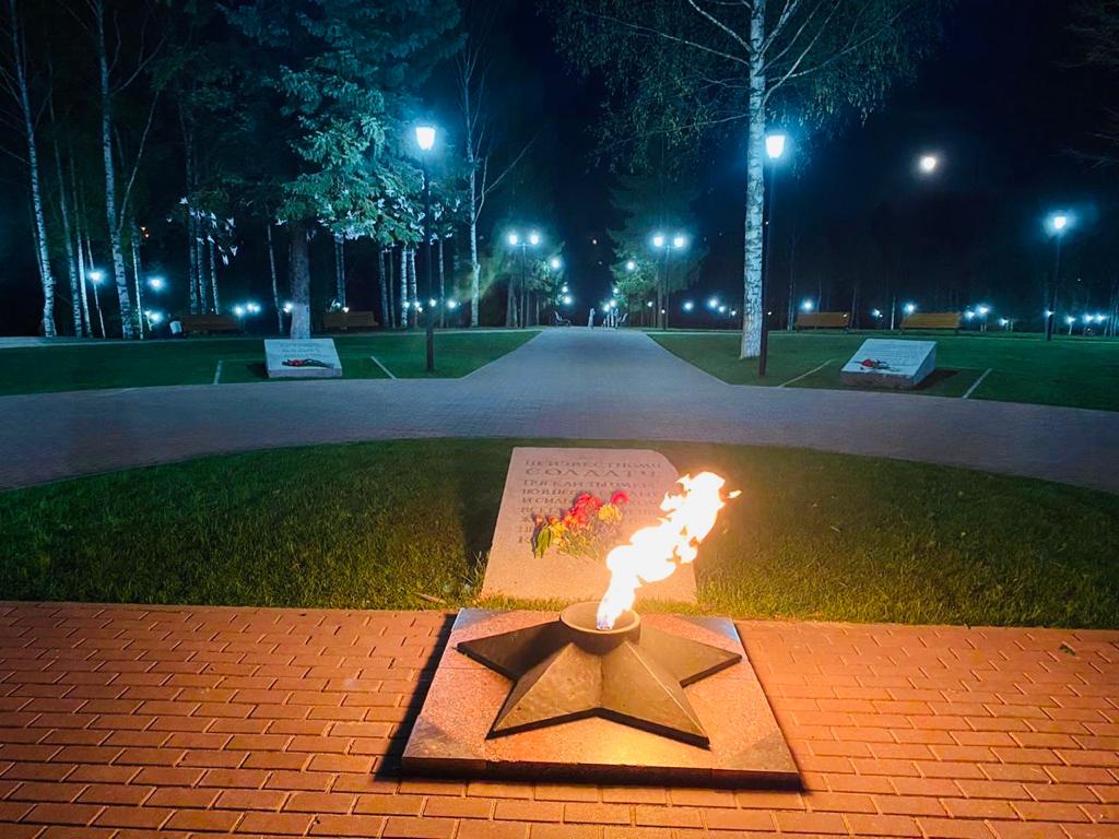 Территория возле Ржевского мемориала засверкала огнями Территория возле Ржевского мемориала засверкала огнями