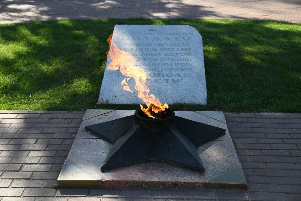 Губернатор Игорь Руденя возложил цветы к Обелиску советским воинам в Ржеве