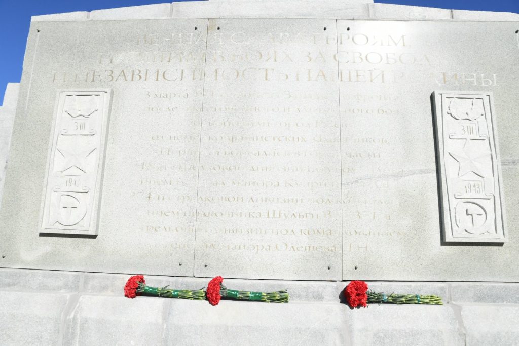 Губернатор Игорь Руденя возложил цветы к Обелиску советским воинам в Ржеве