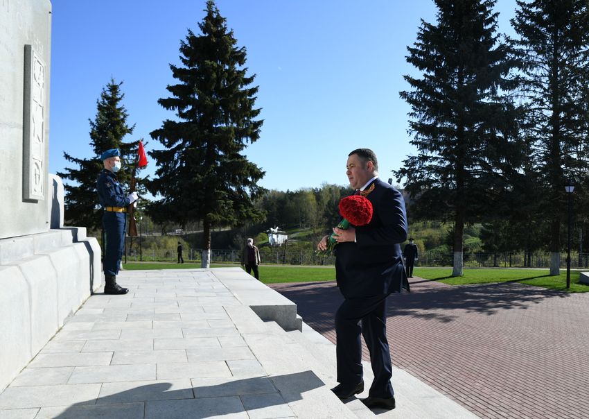 Губернатор Игорь Руденя возложил цветы к Обелиску советским воинам в Ржеве