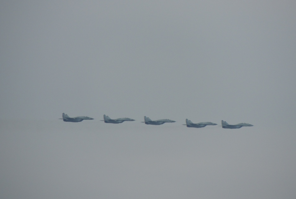 В небе над Тверью истребители показали фигуры высшего пилотажа