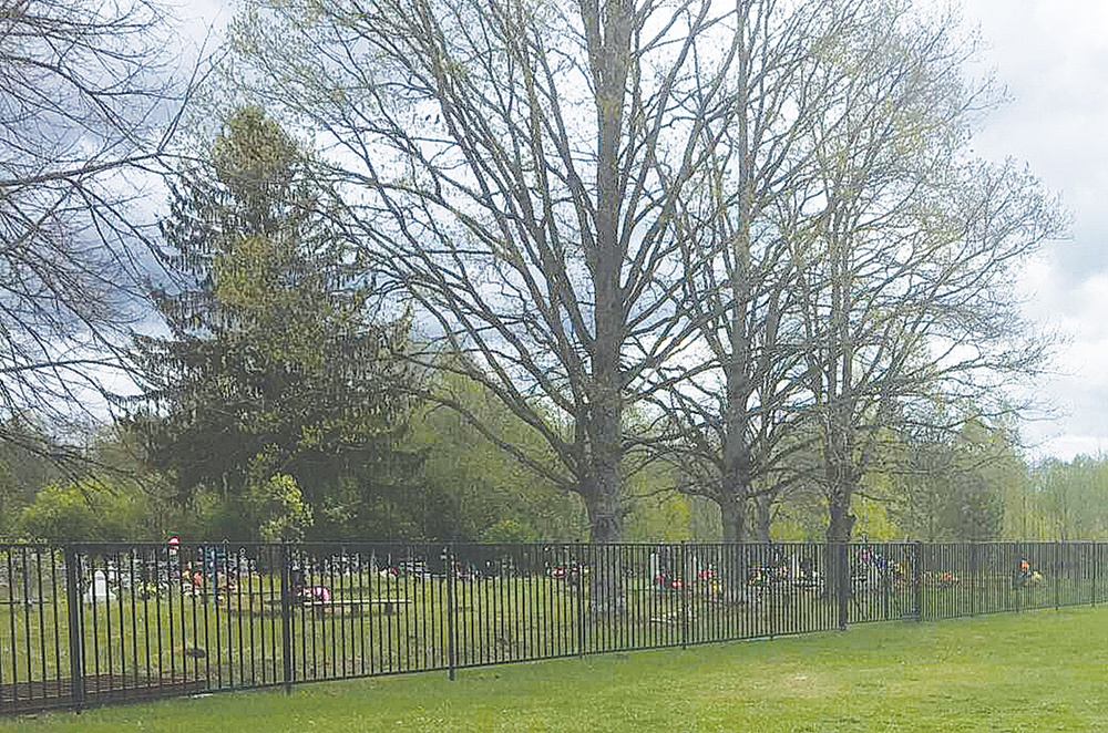 Новое ограждение установили на кладбище в Тверской области