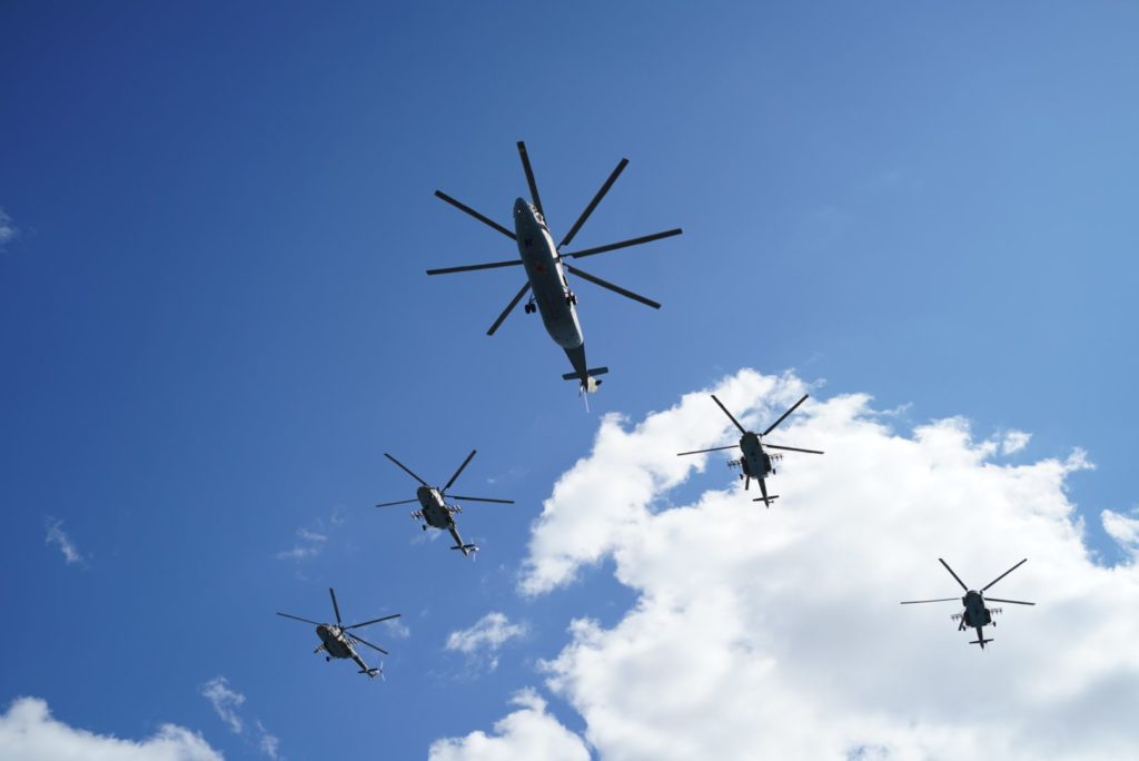 Самолеты парадным строем пролетели над Тверью