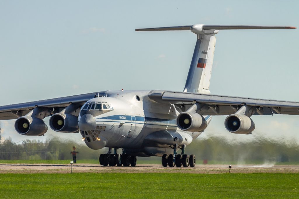 Пролетая над Тверью: Как выглядит кабина самолета в ночное время
