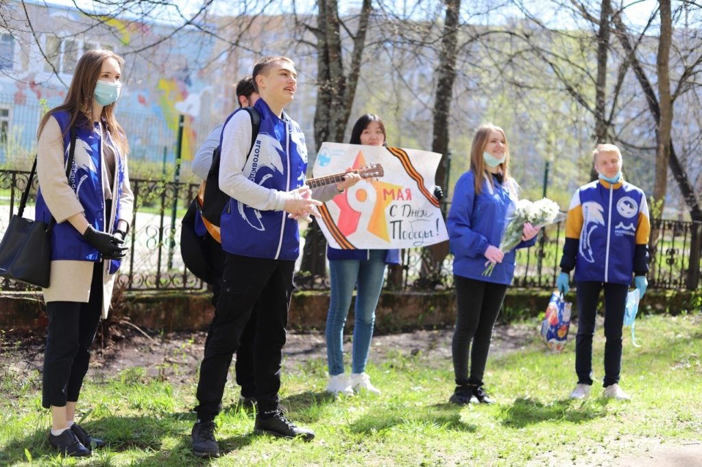 Волонтёры поздравили ветеранов с Днём Победы