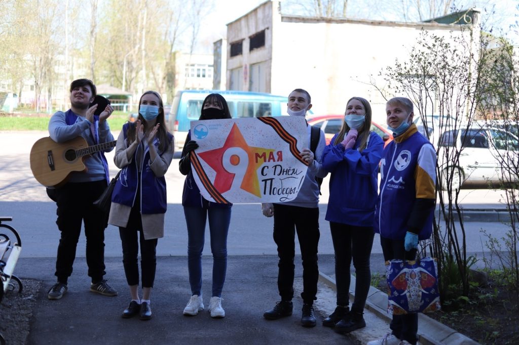 Волонтёры поздравили ветеранов с Днём Победы