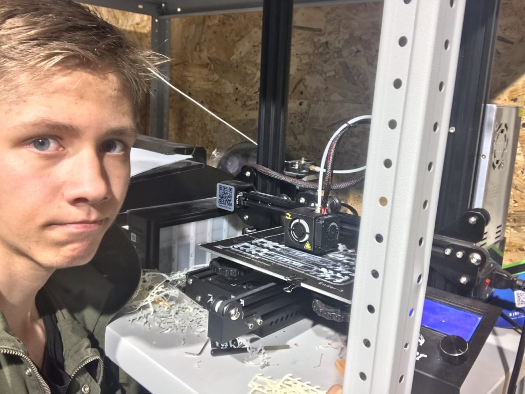 Тверской кванторианец сделал на 3D-принтере «заколки» для медицинских масок