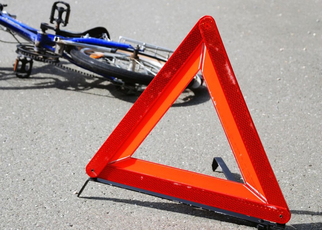 В Тверской области велосипедист попал в больницу после аварии с легковушкой