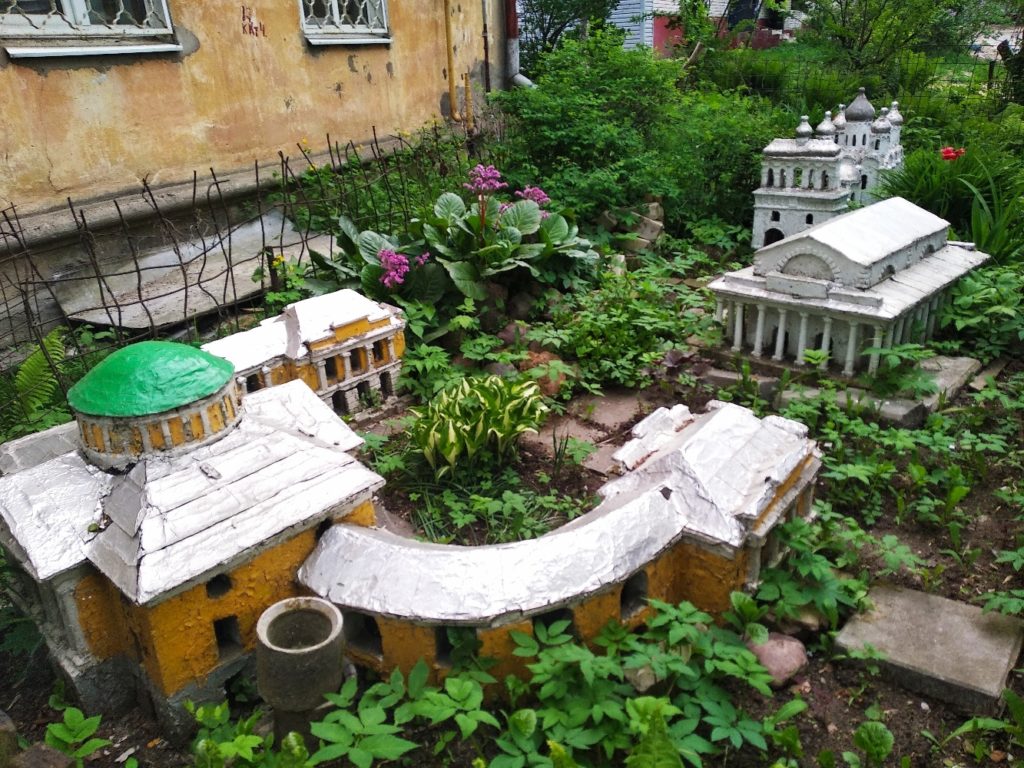 Неизвестный архитектор возвёл маленький дворец на клумбе в Твери Неизвестный архитектор возвёл маленький дворец на клумбе в Твери