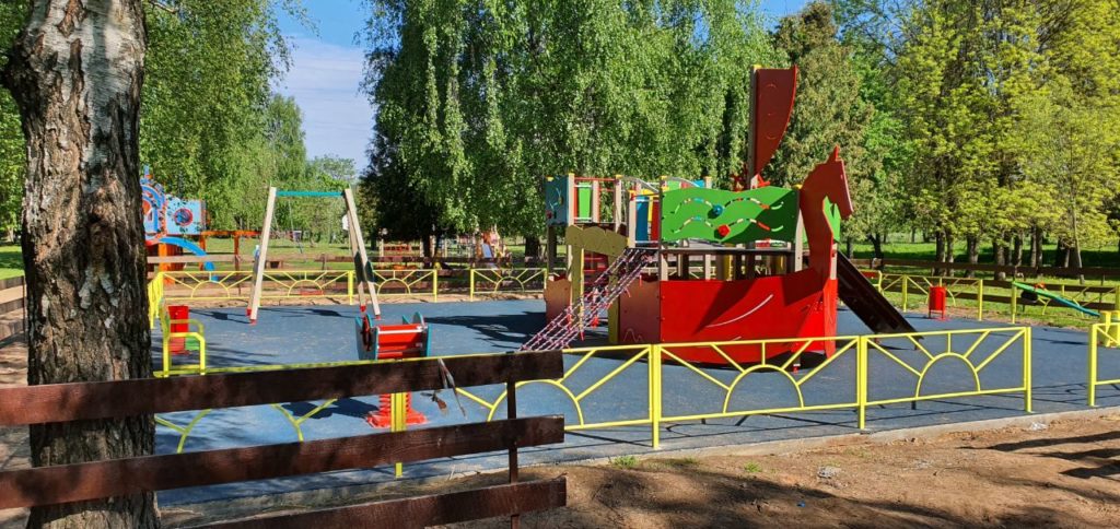 В тверском Парке Победы установили новую детскую площадку В тверском Парке Победы установили новую детскую площадку