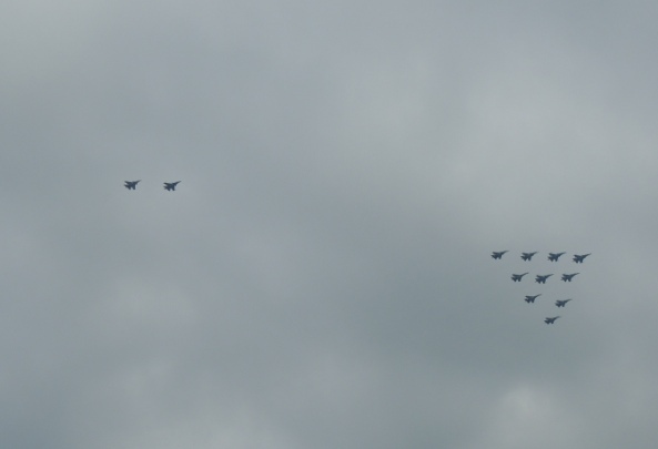 В небе над Тверью истребители показали фигуры высшего пилотажа