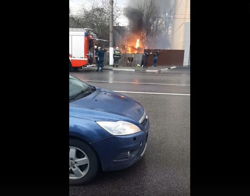 В Твери автомобиль загорелся рядом с жилым домом В Твери автомобиль загорелся рядом с жилым домом