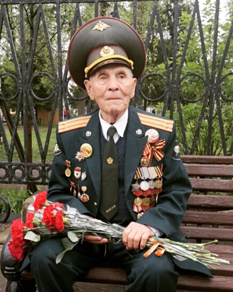 В уникальную рукописную книгу о героях-почтовиках вошли истории тверских ветеранов