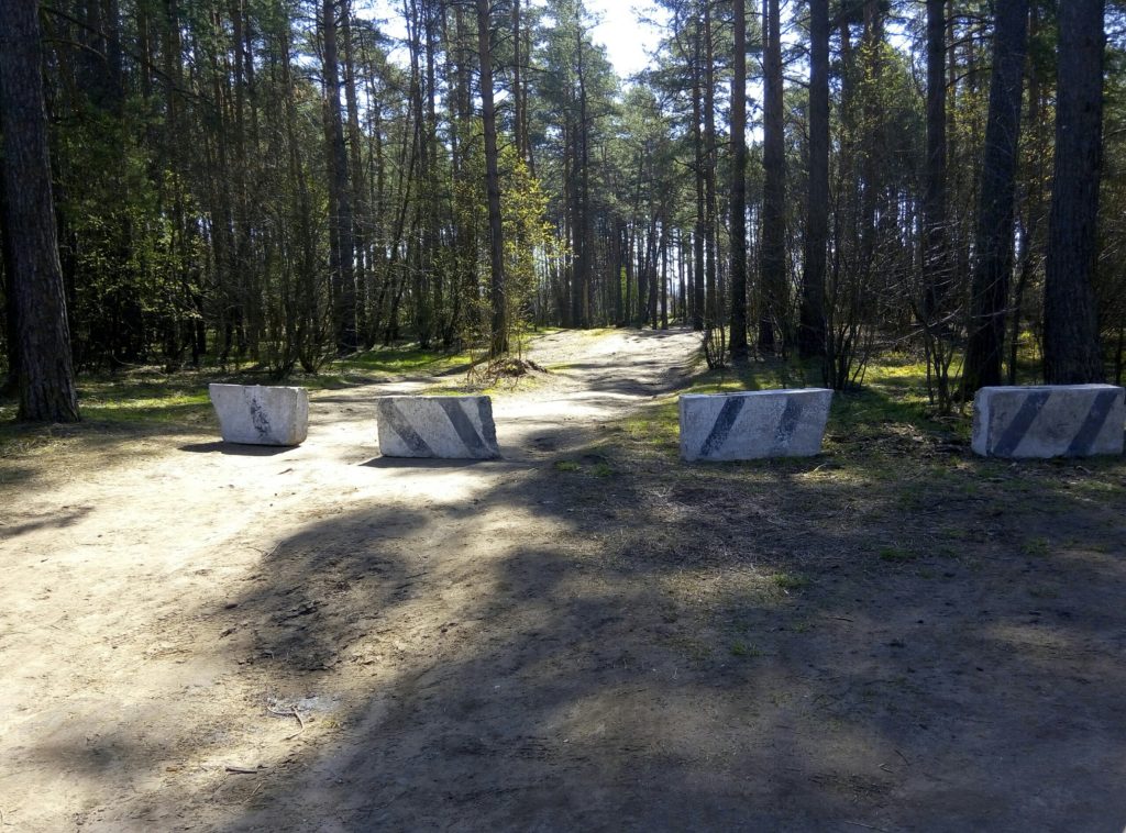В Первомайской роще в Твери подъезд к Тьмаке перегородили бетонными блоками В Первомайской роще в Твери подъезд к Тьмаке перегородили бетонными блоками