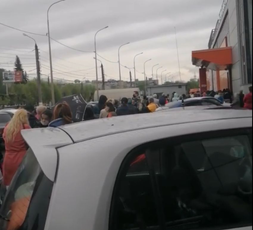 Покупатели штурмуют гипермаркет «Карусель» в Твери