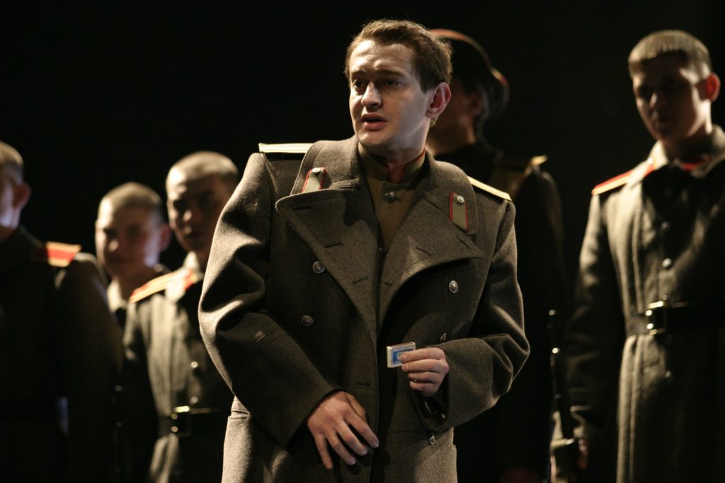 Спектакль "Белая гвардия" с Хабенским, ледовое шоу и премьера балета "Анастасия": что смотреть онлайн 15 мая