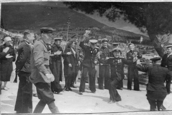 Фото Победы: как встречали радостное известие в освобождённых городах