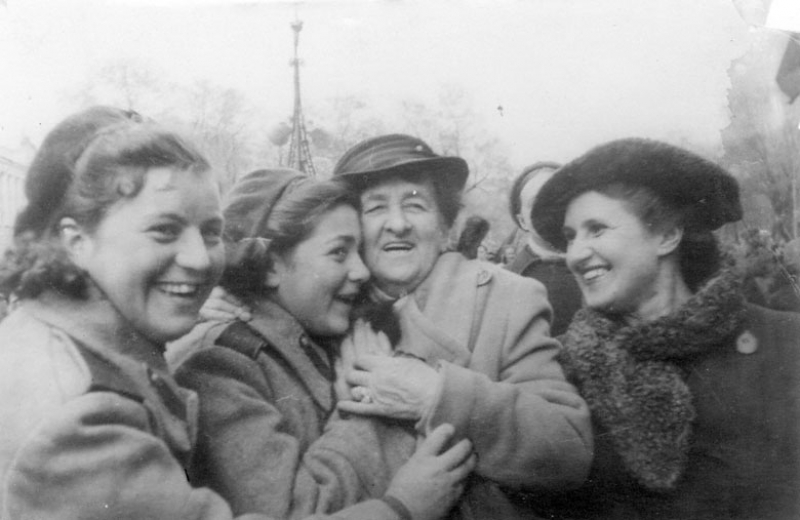 Фото Победы: как встречали радостное известие в освобождённых городах