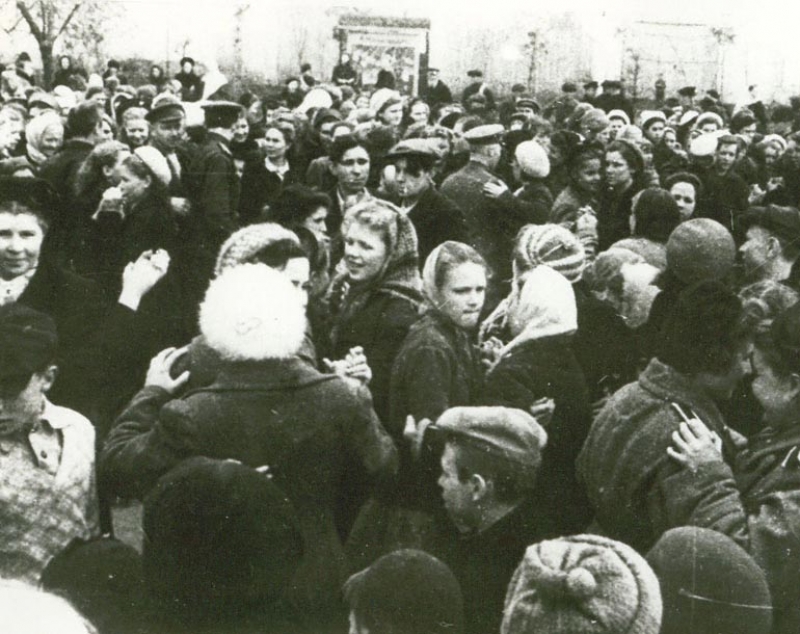 Фото Победы: как встречали радостное известие в освобождённых городах