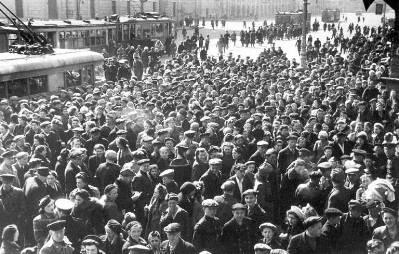 Фото Победы: как встречали радостное известие в освобождённых городах