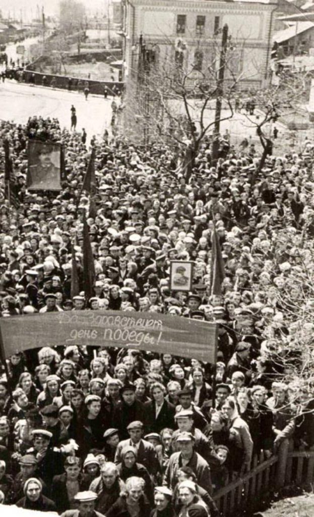 Фото Победы: как встречали радостное известие в освобождённых городах