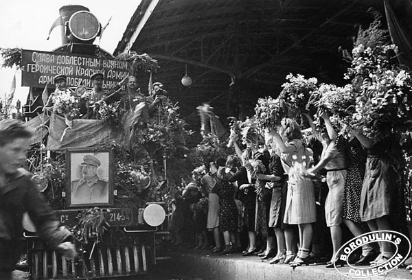 Фото Победы: как встречали радостное известие в освобождённых городах