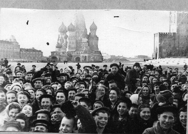 Фото Победы: как встречали радостное известие в освобождённых городах