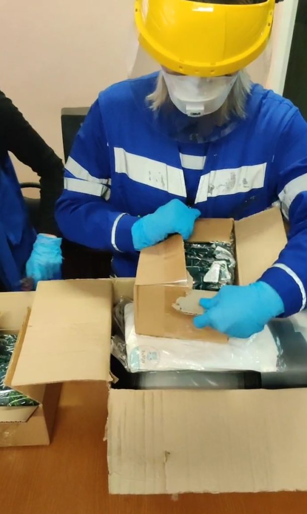 В Тверской области врачи "скорой" на камеру распаковали благотворительную посылку В Тверской области врачи "скорой" на камеру распаковали благотворительную посылку