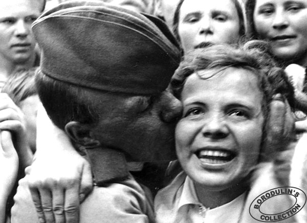 Фото Победы: как встречали радостное известие в освобождённых городах