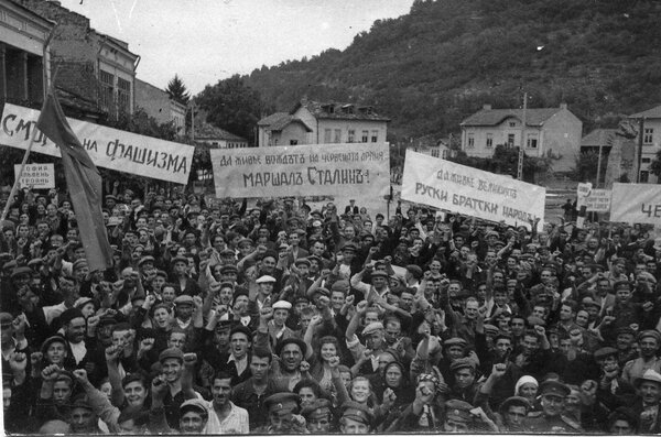 Фото Победы: как встречали радостное известие в освобождённых городах