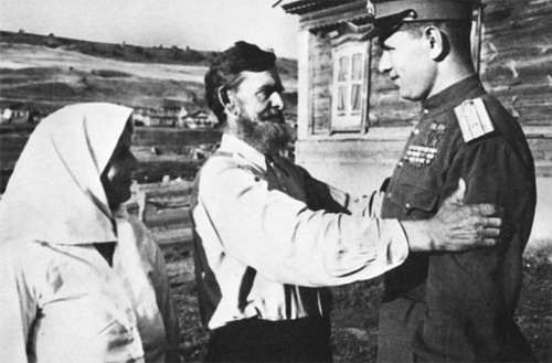 Фото Победы: как встречали радостное известие в освобождённых городах