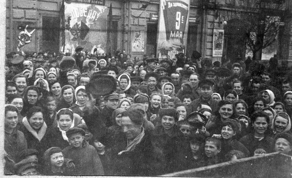 Фото Победы: как встречали радостное известие в освобождённых городах