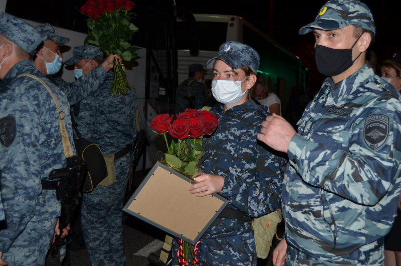 Тверских полицейских, вернувшихся из командировки на Кавказ, встречали цветами