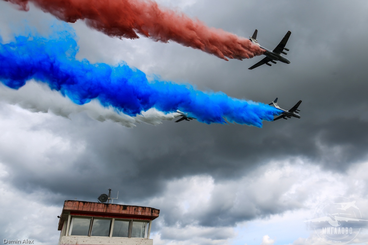 Летчики аэродрома Мигалово устроили красочное шоу в честь Дня России