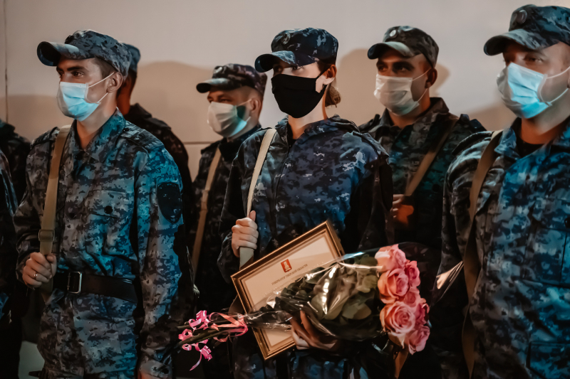 Тверских полицейских, вернувшихся из командировки на Кавказ, встречали цветами Тверских полицейских, вернувшихся из командировки на Кавказ, встречали цветами