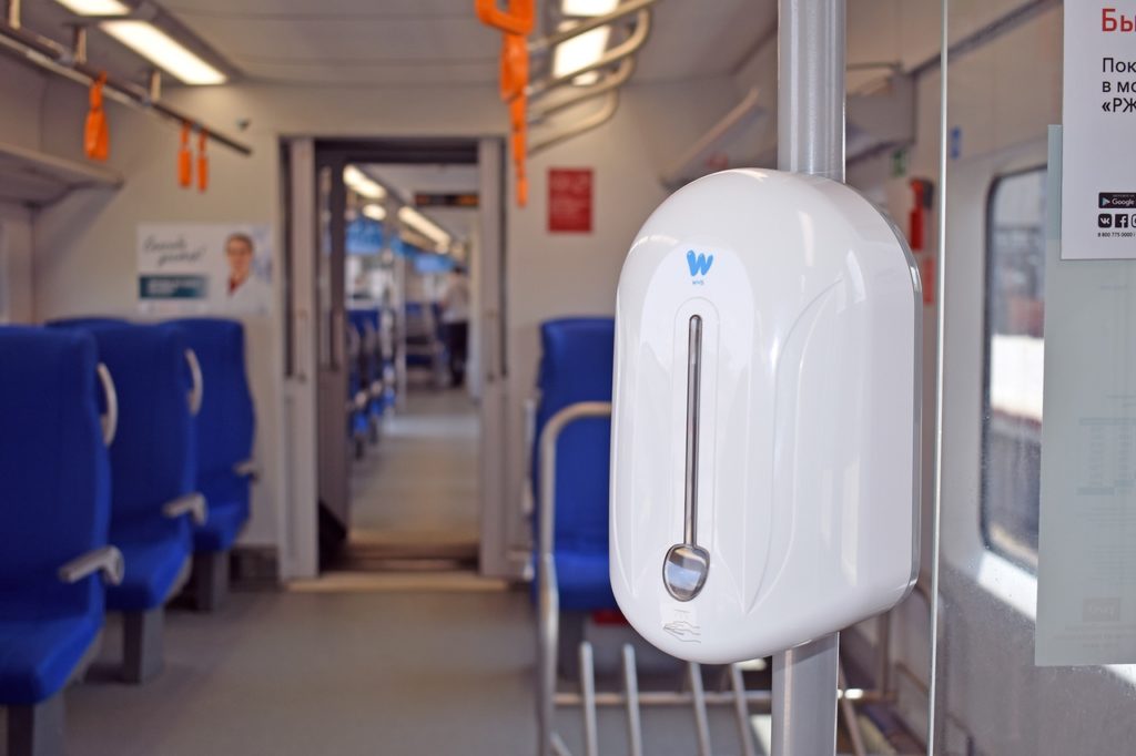 В тверских электричках устанавливают бесконтактные санитайзеры