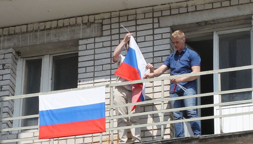 Тверские студенты вывесили триколоры на балконах общежитий Тверские студенты вывесили триколоры на балконах общежитий