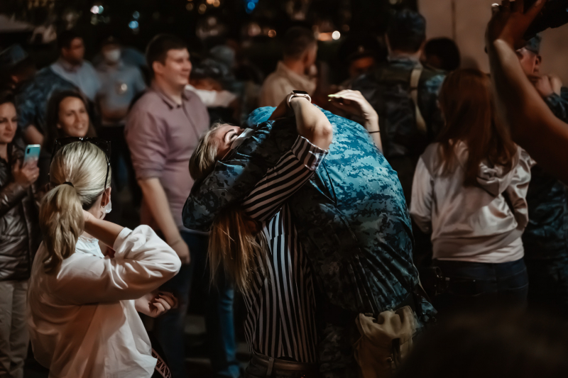 Тверских полицейских, вернувшихся из командировки на Кавказ, встречали цветами