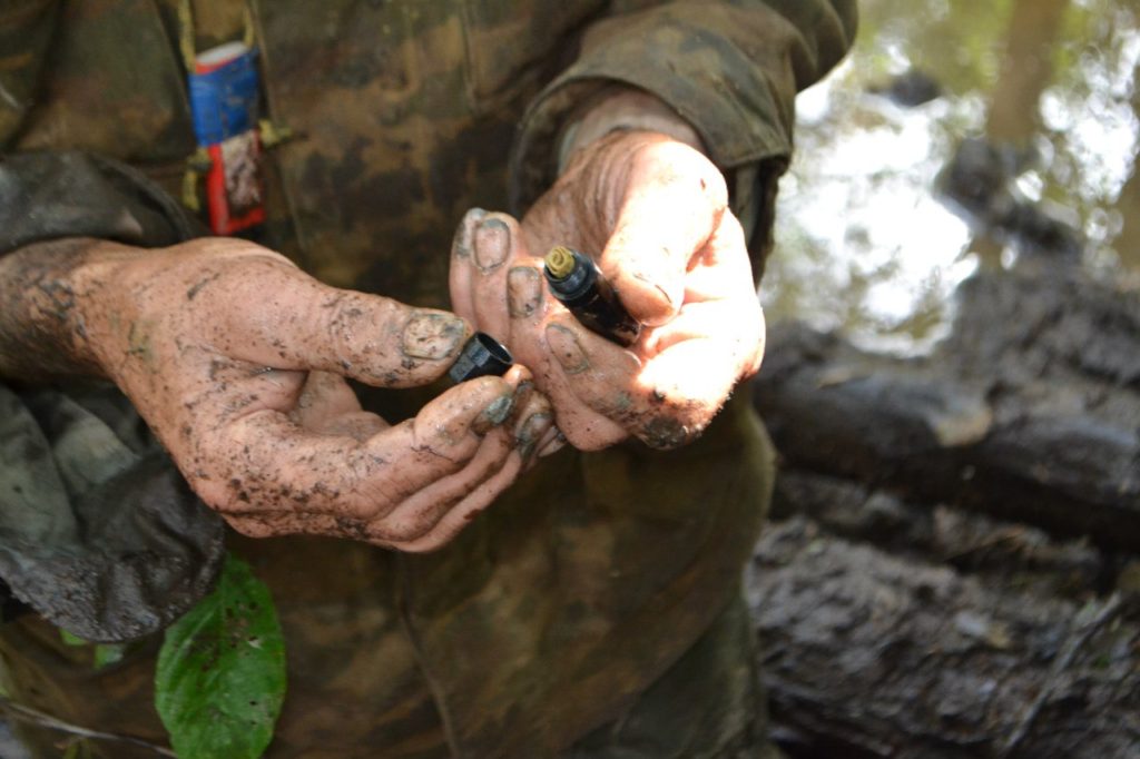 Видеозапись обнаружения останков солдата опубликовал поисковик из Тверской области