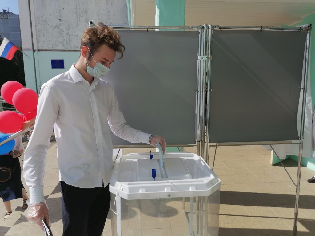 Впервые голосующим в Тверской области вручают памятные подарки Впервые голосующим в Тверской области вручают памятные подарки