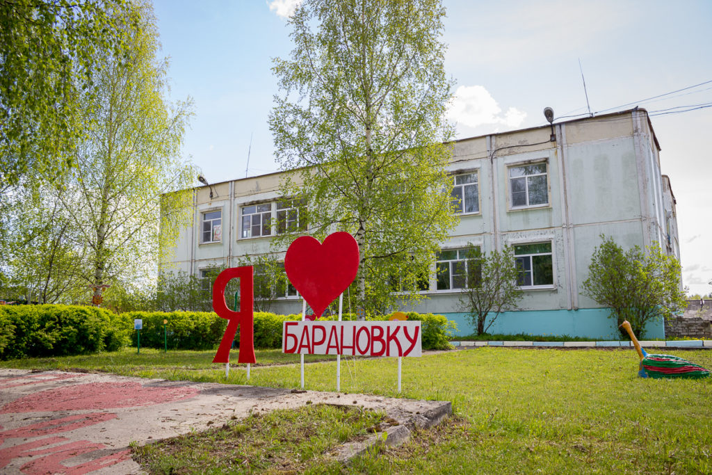 Жительницы Лихославльского района украсили деревню необычными арт-объектами