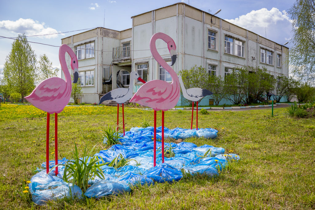 Жительницы Лихославльского района украсили деревню необычными арт-объектами