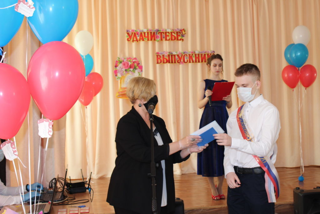 В Лихославльском районе выпускникам вручили аттестаты