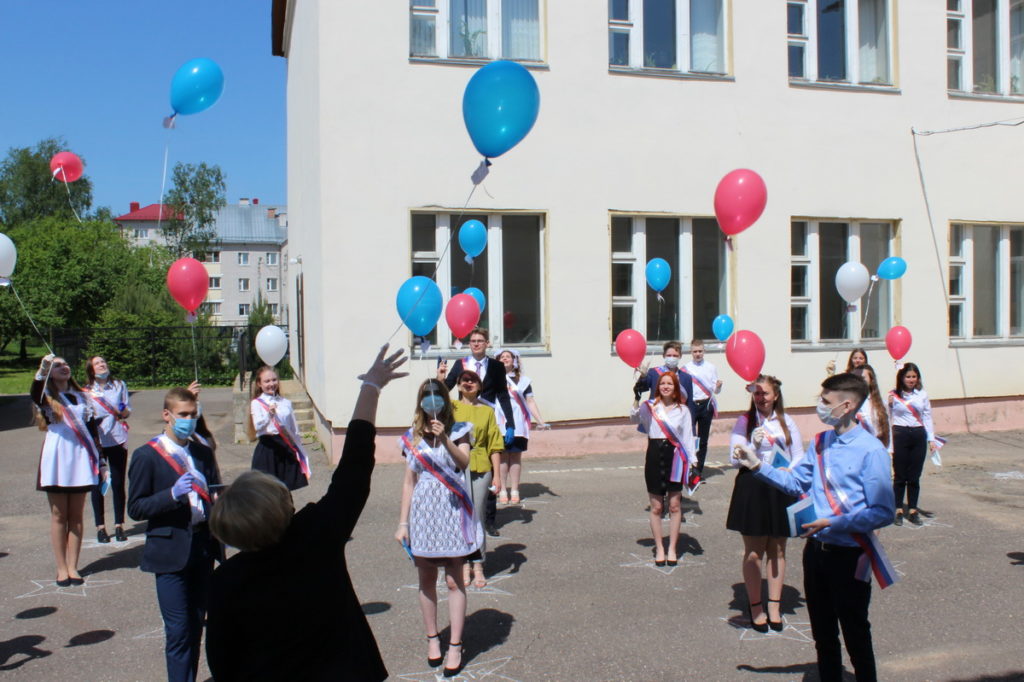 В Лихославльском районе выпускникам вручили аттестаты