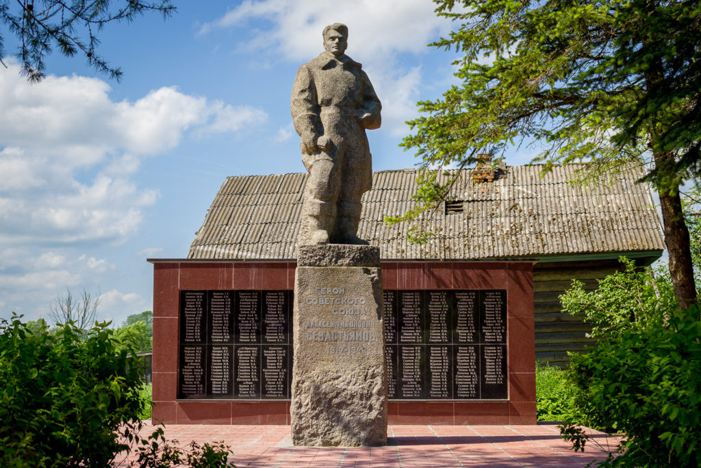 В Тверской области благоустроили памятник участнику Великой Отечественной войны Севастьянову