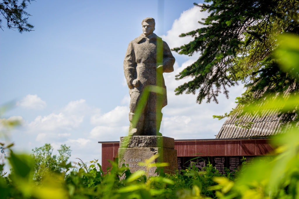 В Тверской области благоустроили памятник участнику Великой Отечественной войны Севастьянову