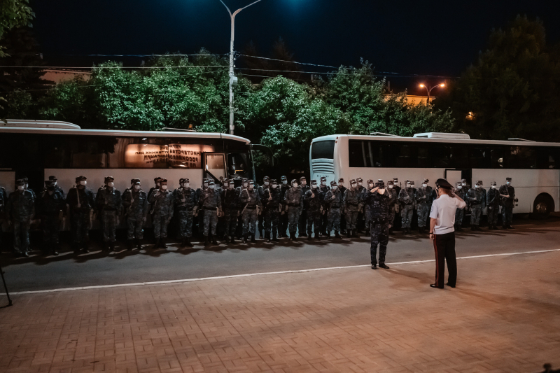 Тверских полицейских, вернувшихся из командировки на Кавказ, встречали цветами